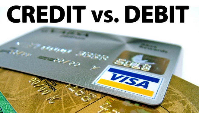 so sánh thẻ tín dụng và thẻ ghi nợ